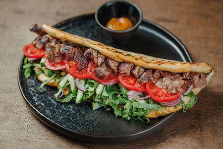 Шаурма с томленой бараниной в пите