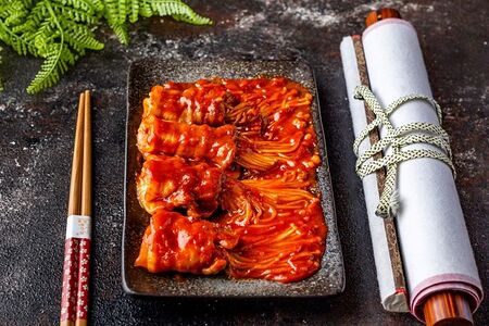 Эноки в самгепсаль в остро-сладком соусе