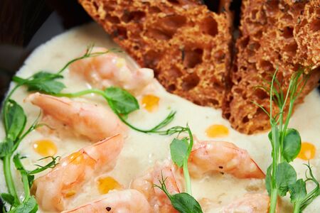 Креветки в сливочно-имбирном соусе