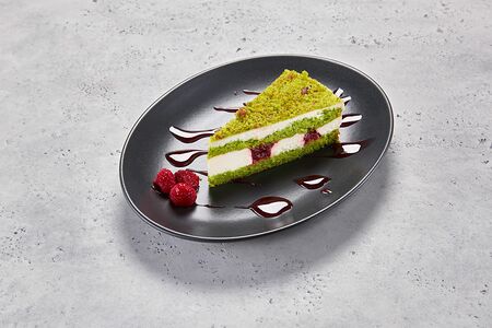 Торт малина-фисташка