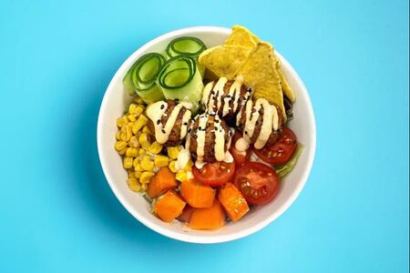 Поке с крокетами из лосося