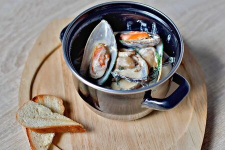 Мидии в сливочном соусе с сыром