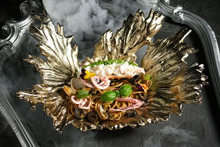 Спагетти с крабом и рапаном