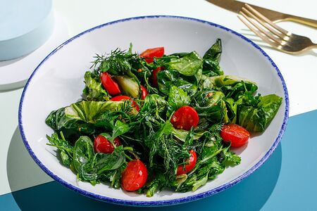 Жареная зелень с томатами