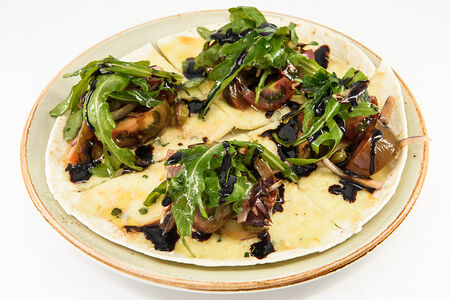 Тортилья с помидорами и рукколой