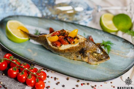 Дорадо с овощами в рыбе на гриле