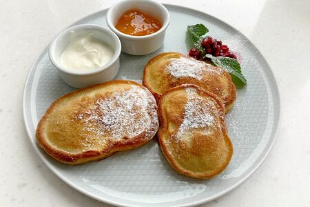 Пышные оладушки со сметаной, вареньем и свежей брусникой