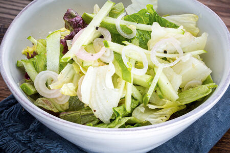 Микс-салат с зеленым яблоком