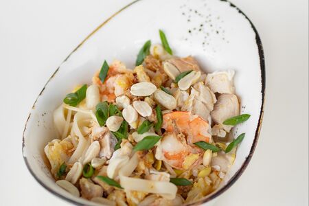 Лапша пад тай с курицей и креветками
