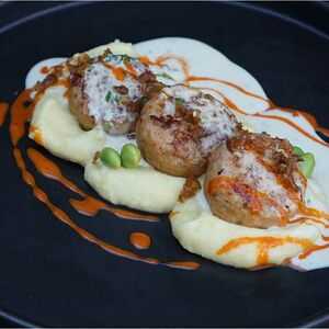 Котлеты из двух видов рыбы с картофельным пюре и бобами эдамаме