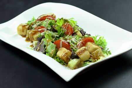 Салат с хрустящим тубу и баклажанам