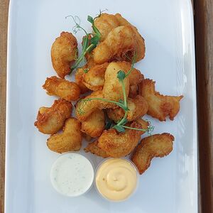 Чуррос с морской солью, травами и чесноком с соусами чесночно-йогуртовым и сырным