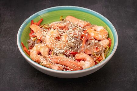 Wok лапша из сладкого картофеля с креветкой и лососем