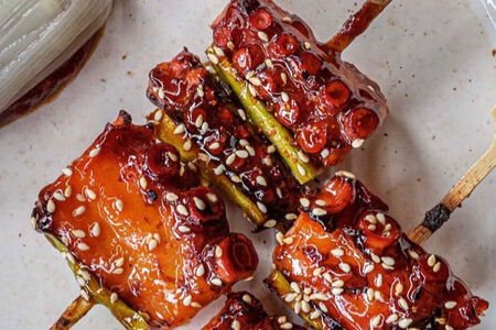 Осьминог с маринованной спаржей и спайси-понзу