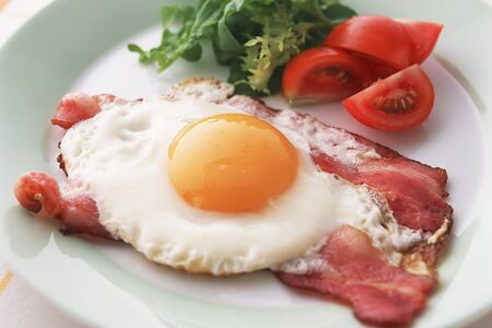 Яичница с помидорами и беконом