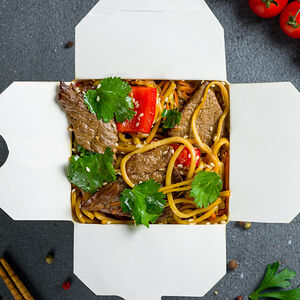 По-китайски с говядиной с яичной лапшой