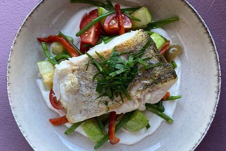 Филе судака с овощами в сметанном соусе