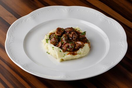 Телячьи почки, томлённые в соусе с картофельным пюре