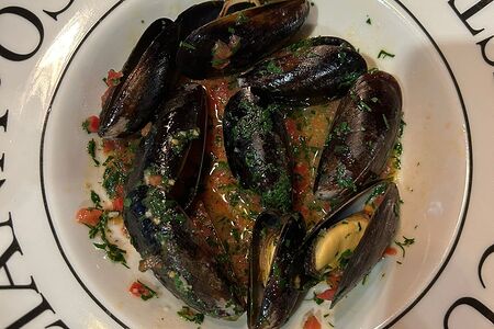 Мидии в соусе из вина, томатов и зелени