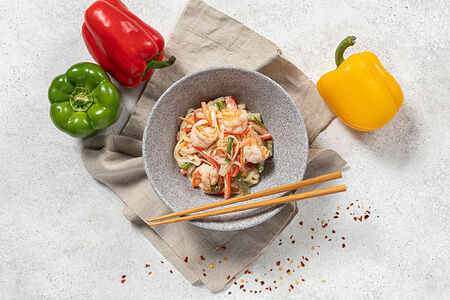 Пшеничная лапша с креветками под сливочным соусом