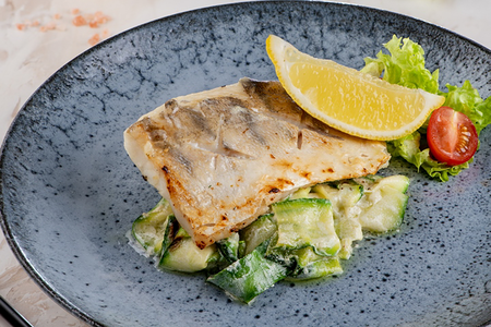 Филе судака с цукини и фетой в сливочном соусе