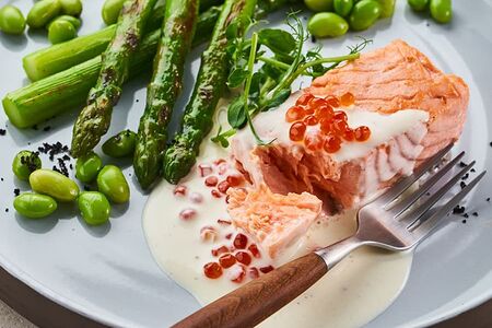 Лосось со спаржей на пару