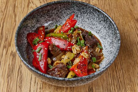 Говядина с овощами а азиатском соусе