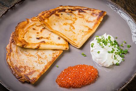 Блины со сметаной и икрой