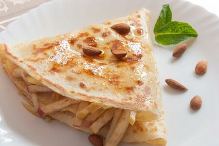 Блин с яблоком