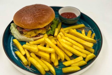 Бургер с говяжьей котлетой и картофелем фри
