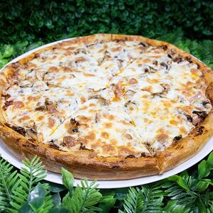 Пицца с ветчиной и грибами