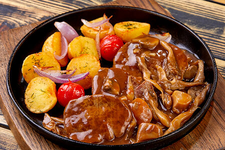 Медальоны из говядины с грибной зажаркой