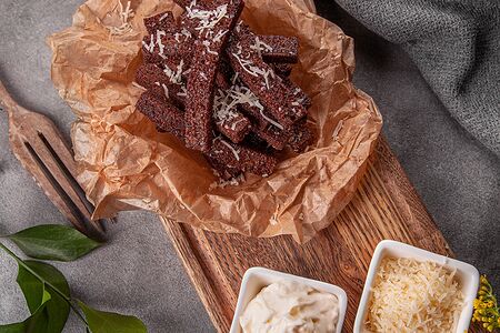 Гренки чесночные с соусом и сыром Пармезан