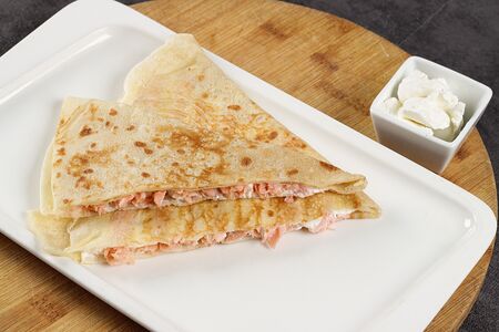 Блин с семгой и творожным сыром