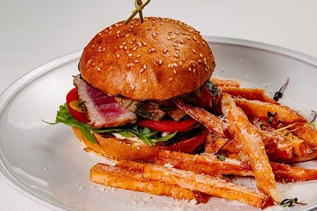 Бургер с тунцом и фри из батата