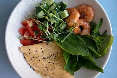 Боул-омлет с креветками, шпинатом и овощами