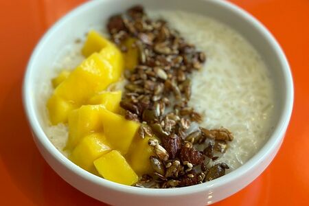 Рисовая каша с манго и гранолой