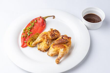 Дьявольский цыпленок с перцем рамиро и халапеньо