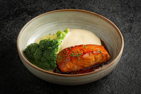 Лосось с брокколи