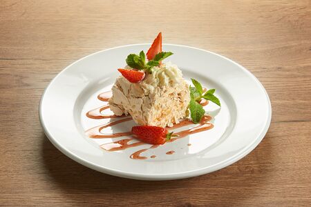 Меренговый рулет с фисташкой и малиновым соусом