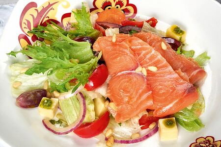 Микс-салат из лосося, сыра, винoграда и кедровых орехов с соусом песто