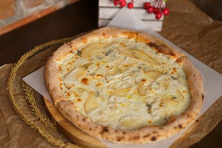 Пицца с грушей и сыром Горгонзола