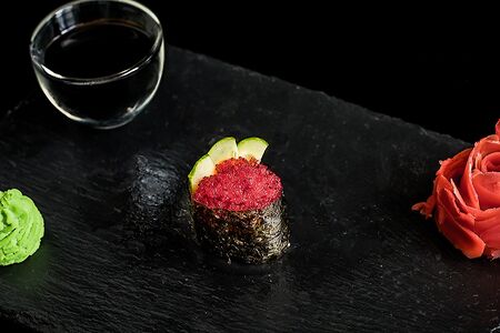 Гункан с оранжевой тобикой