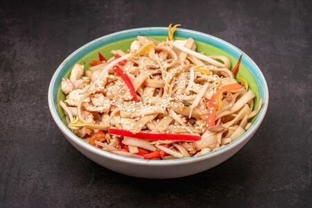 Wok с филе куриного бедра