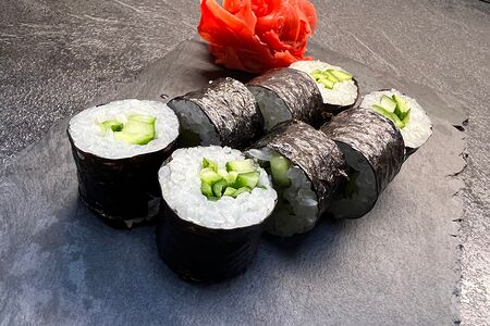 Маки ролл с огурцом
