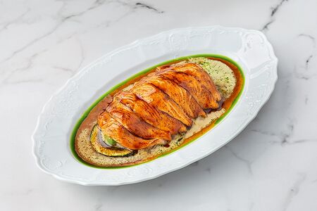 Обожжённый лосось с авокадо и цукини