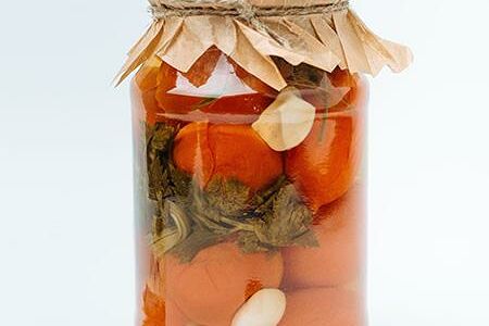 Соленья из красных томатов