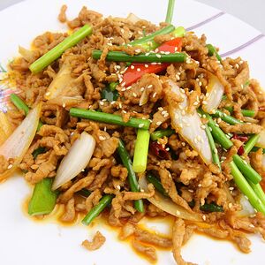 Жареная говядина со стрелками чеснока острая