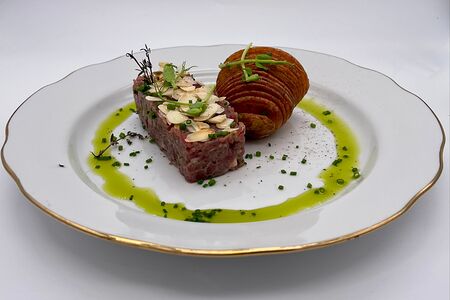 Тартар из говядины с картофельным гратеном