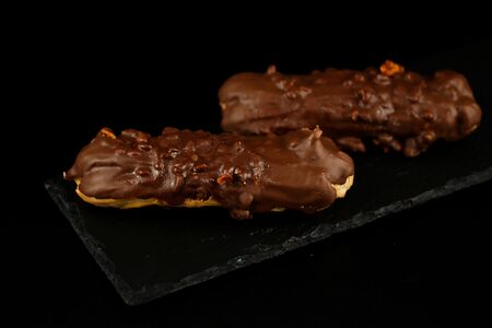 Пирожное Эклер карамельный